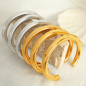 สร้อยข้อมือสแตนเลสสตีลแฟชั่นสำหรับผู้ชายสร้อยข้อมือชุบทองเรียบเครื่องประดับระดับพรีเมี่ยม - Product Image 1