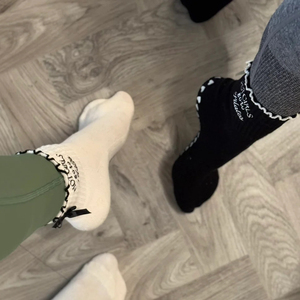 Lettere ricamate Custom Yoga Grip calzini antiscivolo Pilates Reformer calzini economici popolari griffati <span class=keywords><strong>con</strong></span> fiocchi <span class=keywords><strong>con</strong></span> volant - Product Image 5