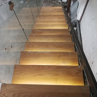 Escalier suspendu avec marches en bois de teck de Birmanie et poutres en acier épais, fabricant direct