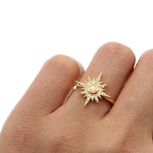 Bague en or de haute qualité avec micro-pavé de CZ clair, motif de tournesol délicat, opale blanche feu, plaqué or - Product Image 3
