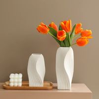 Vase en céramique texturé torsadé YanJun, vase décoratif moderne à lignes ondulées en relief pour la décoration de table à la maison
