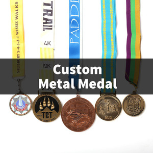 Medallas de Fútbol Personalizadas Baratas con Logotipo 3D Dorado, Medallas de Metal Fundido Personalizadas para Carreras de 5K, Maratón, Deportes de Fútbol con Cinta - Product Image 1