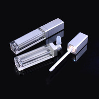 Vente en gros de tubes à gloss carrés de luxe personnalisés avec lumière LED et miroir