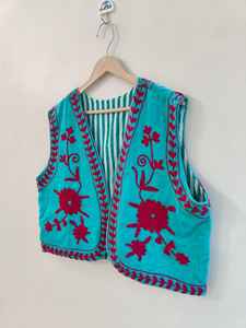 Chaleco Bordado Suzani de Terciopelo Hecho a Mano |   Chaleco Boho Hecho a Mano |   Chaqueta Vintage con Estampado Floral para Mujer, Regalo para Ella - Product Image 5