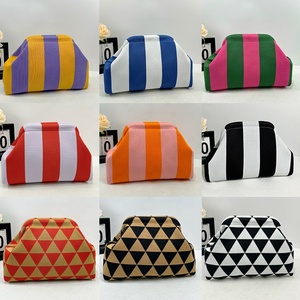 Vente en gros de sacs à main fourre-tout de plage en paille de rotin en forme de coquille en tricot bohème en polyester pour femmes - Product Image 3