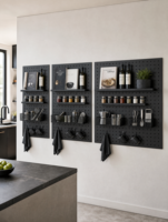 Organisateur mural de cuisine moderne en métal perforé, panneau de rangement en acier blanc avec paniers et crochets pour pots à épices et ustensiles