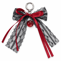 Porte-clés cerise avec ruban bordeaux, breloque de sac avec nœud en dentelle noire, accessoire de sac à main gothique, cadeau élégant pour femmes et adolescentes