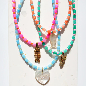 Collana girocollo artigianale personalizzata con perline a forma di cuore in stile bohémien, che mantiene il colore, ispirata a gioielli con perline di riso e conchiglie - Product Image 5
