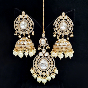 Ensemble de boucles d'oreilles et tikka Kundan plaqué or, en forme de cloche, avec perles et bijoux floraux Kundan pour femmes, pour mariage et fêtes. - Product Image 1
