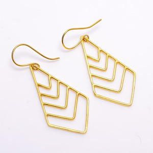 Pendiente de piedras preciosas de latón chapado en oro de 18K, joyería de pendiente de latón con diseño de media luna, mayorista de joyería chapada en oro de latón - Product Image 6