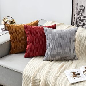 <span class=keywords><strong>Housse</strong></span> <span class=keywords><strong>de</strong></span> coussin décorative en velours uni texturé, design plissé ondulé, pour un intérieur moderne et luxueux - Product Image 3