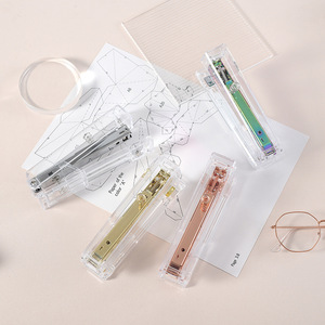 Engrapadora Manual Transparente Color Oro Rosa con Capacidad para 25 Hojas, Diseño de Cabeza Cuadrada de Plástico y Metal - Product Image 5