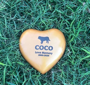 犬の黄金色の記憶のパーソナライズされたペットメモリアルレジンストーンハート庭のペットの飛び石の装飾犬の墓 - Product Image 1