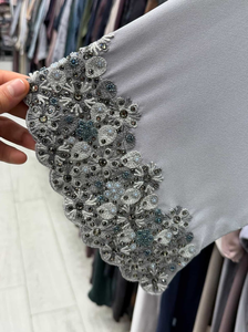 Compre una Abaya de Diseño Floral en Algodón Gris con Intrincados Detalles de Cuentas en las Mangas, Prenda Modesta Premium, Elegante e Informal para Mujer - Product Image 5