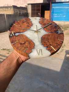 Horloge murale élégante en résine et en bois avec des détails faits à la main, une finition durable et un design artistique contemporain - Product Image 2