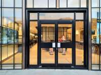 Puerta Moderna de Aluminio de Alta Resistencia, Puerta de Doble Hoja Abatible, Puerta de Entrada Comercial para Tiendas con Certificación CE ISO