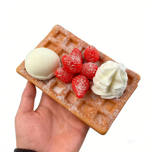 Figura Decorativa de Waffle de Fresa Realista y Ecológica, con Patrón de Corazón, Estilo Belga, Decoración Estética con Crema de Fresas Frescas - Product Image 6