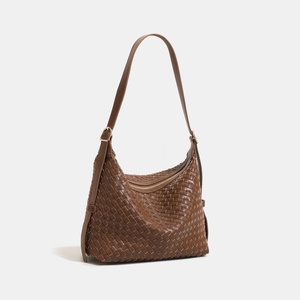 Borsa a Spalla da Donna di Tendenza 2026 all'Ingrosso, Borsa Hobo in Pelle PU Intrecciata con Tracolla Regolabile, Design Esclusivo - Product Image 1