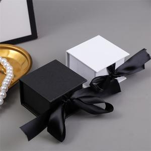 Le signore delle donne guardano le scatole d'imballaggio del braccialetto di lusso dei gioielli con i braccialetti e l'insieme della scatola regalo del cuscino moda - Product Image 1