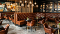 Tables et chaises de restaurant en bois et cuir microfibre de style industriel de Foshan pour salles privées et espaces privés (vente en gros)