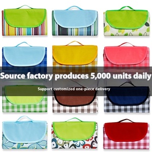 Tapis <span class=keywords><strong>de</strong></span> pique-nique portable pliable léger et durable en tissu Oxford imperméable, résistant à l'humidité, pour le camping, <span class=keywords><strong>les</strong></span> <span class=keywords><strong>voyages</strong></span> à la plage, facile à transporter - Product Image 4