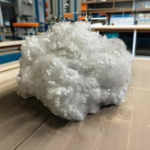 ขายตรงจากโรงงาน เส้นใยโพลีเอสเตอร์รีไซเคิล 7D HCS สีขาว ได้รับการรับรองมาตรฐาน GRS OEKO TEX  เคลือบซิลิโคน สำหรับของเล่น หมอน ผ้าห่ม โซฟา - Product Image 1