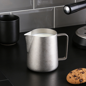 Jarra Profesional para Espumar Leche de Titanio Puro de 450 ml con Escala |   Jarra Ligera Antihuellas para Café Latte Art - Product Image 1