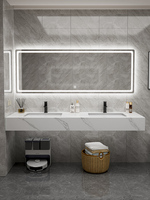 Kabinet Kamar Mandi dengan Wastafel Keramik Umum dan Meja Rias Kamar Mandi Utama dengan Wastafel Ganda