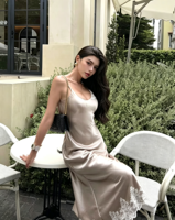 Robe de soirée Nicecover à col en V, en satin, avec ourlet en dentelle et fines bretelles, couleur champagne, style luxe léger, idéale pour les goûters et les rendez-vous.