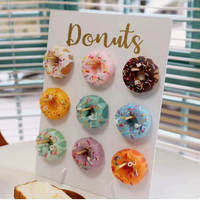 Bunte Eiscreme-Donut-förmige Duftkerze aus Sojawachs, 3D-Dessert-Donut-Aromakerze, weiße Donuts auf Präsentationsplatte, Lebensmittel-Dekoration
