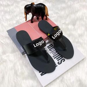 Nouvelles sandales plates de marque de créateur 2026 pour femmes, à bout ouvert, en cuir PU, tongs, vente en gros - Product Image 2