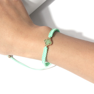 Bracciale classico a forma di quadrifoglio regolabile in corda di fiori con cristallo/strass con disegno a farfalla fortunata per regalo Unisex - Product Image 5