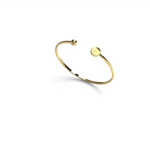 Bracelet manchette ajustable moderne en or 18 carats avec monogramme et lettre personnalisée, fin et empilable, cadeau pour femme - Product Image 1