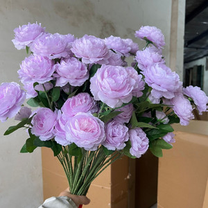 Huaien <span class=keywords><strong>Bouquet</strong></span> <span class=keywords><strong>Artificiel</strong></span> 3 Têtes de Pivoines et Roses pour Décoration de Plafond de Mariage, Arrangements d'Allée, Décoration de <span class=keywords><strong>Noël</strong></span> et de Maison - Product Image 4