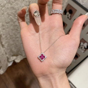 Collier Pétale Trèfle à Quatre Feuilles Scintillant en Zircon Rubis Rouge, Chaîne de Clavicule en Acier Inoxydable Plaqué Or Véritable 18K, Anti-ternissement - Product Image 3