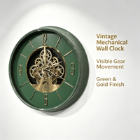 Horloge murale squelette moderne à cadran blanc, cadre plaqué or avec mécanisme visible, décoration intérieure minimaliste et industrielle