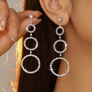 Pendientes Largos de Estilo Europeo Americano, Exagerados, de Lujo Ligero, con Pedrería, Círculos Geométricos, Modernos, Versátiles para Fiestas de Mujeres - Product Image 1