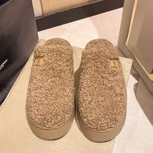 Nouvelles pantoufles d'hiver moelleuses personnalisées semelle épaisse pour femmes mode bout fermé chaussures antidérapantes résistantes pantoufles unisexes - Product Image 3