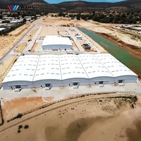 Entrepôt logistique en structure métallique préfabriquée, prêt pour l'énergie solaire photovoltaïque, construction modulaire robuste