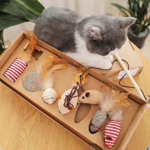 <span class=keywords><strong>Chaton</strong></span> <span class=keywords><strong>jouet</strong></span> sept pièces en bois pôle cloche plume chat-taquiner bâton <span class=keywords><strong>jouet</strong></span> boîte-cadeau en peluche souris auto-amusement ensemble - Product Image 2