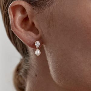 CHICNNA Nouveauté Ensemble Collier de Fiançailles en Argent S925 avec Perle d'Eau Douce et Zircon Cubique, Collier Ras-du-Cou Serenity et Boucles d'Oreilles Délicates Hypoallergéniques - Product Image 3