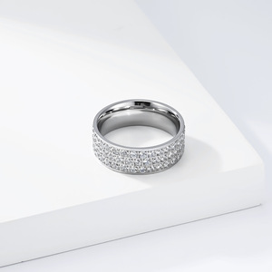 Anillo unisex de lujo de titanio y acero con diamantes, estilo nicho, sensación de alta gama, anillo para el dedo índice que no pierde el color. - Product Image 4