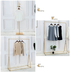 Support d'affichage de vêtements en métal triangulaire sur pied, spécialement conçu pour les magasins de vêtements - Product Image 4