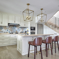 Armoires de cuisine modernes en bois massif modulaires personnalisées avec des portes de style shaker, des charnières à fermeture douce et un plan de travail en marbre artificiel