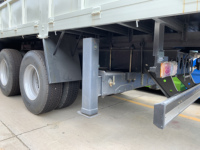 Grue à flèche droite montée sur camion de 16 tonnes à haute capacité avec stabilisateurs pour le chargement de machines lourdes et la logistique de grands projets