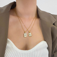 Collier avec pendentif en lettres initiales A-Z pour femmes en acier inoxydable plaqué or 18 carats avec chaîne à maillons en coquille blanche