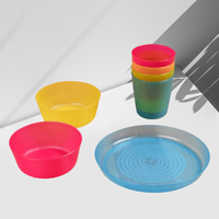 Ensembles de vaisselle en plastique coloré pour les jardins d'enfants comprenant des tasses de boisson tasses de jus bols de riz petits bols assiettes