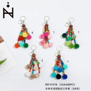 Set di Portachiavi con Perline in Legno e Pompon, 3 Pezzi, Bianco con Fibbia a K - Product Image 3