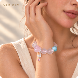 สร้อยข้อมือประดับลูกปัดควอตซ์สีชมพู พร้อมประดับพลอยสีน้ำเงินและจี้รูปหยดน้ำสีชมพู - Product Image 2