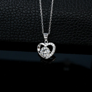 Collier romantique en forme de cœur avec halo de diamants de laboratoire, pendentif solitaire à taille ronde avec accents pavés en argent 925 - Product Image 4